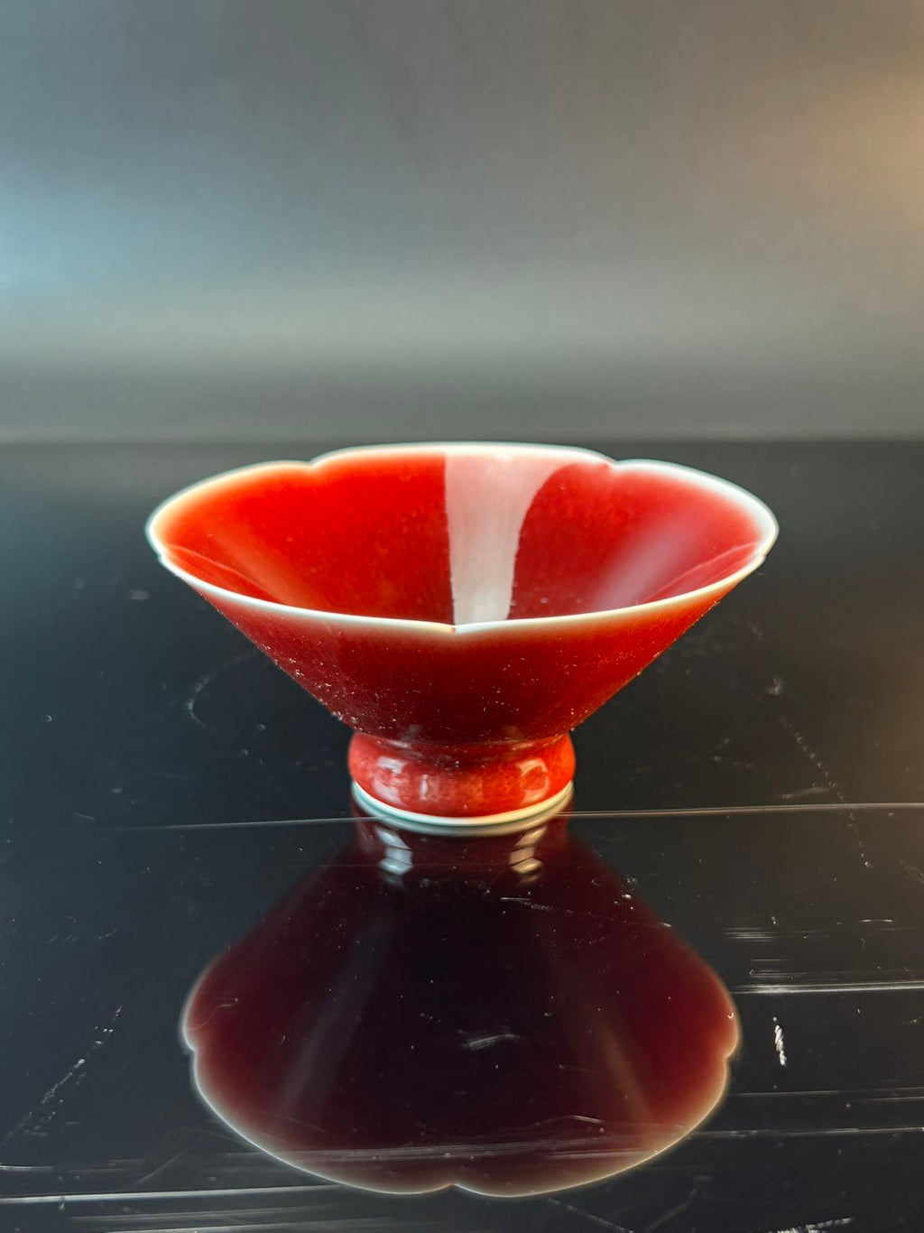 景德镇高温颜色釉郎红葵口斗笠杯