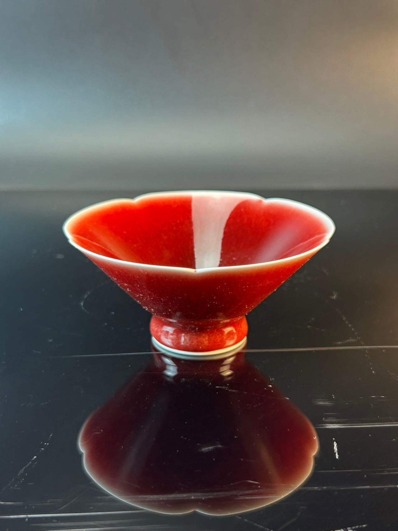 景德镇高温颜色釉郎红葵口斗笠杯