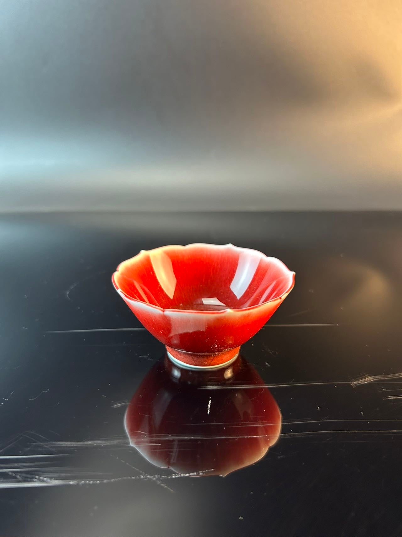 景德镇高温颜色釉郎红葵口杯