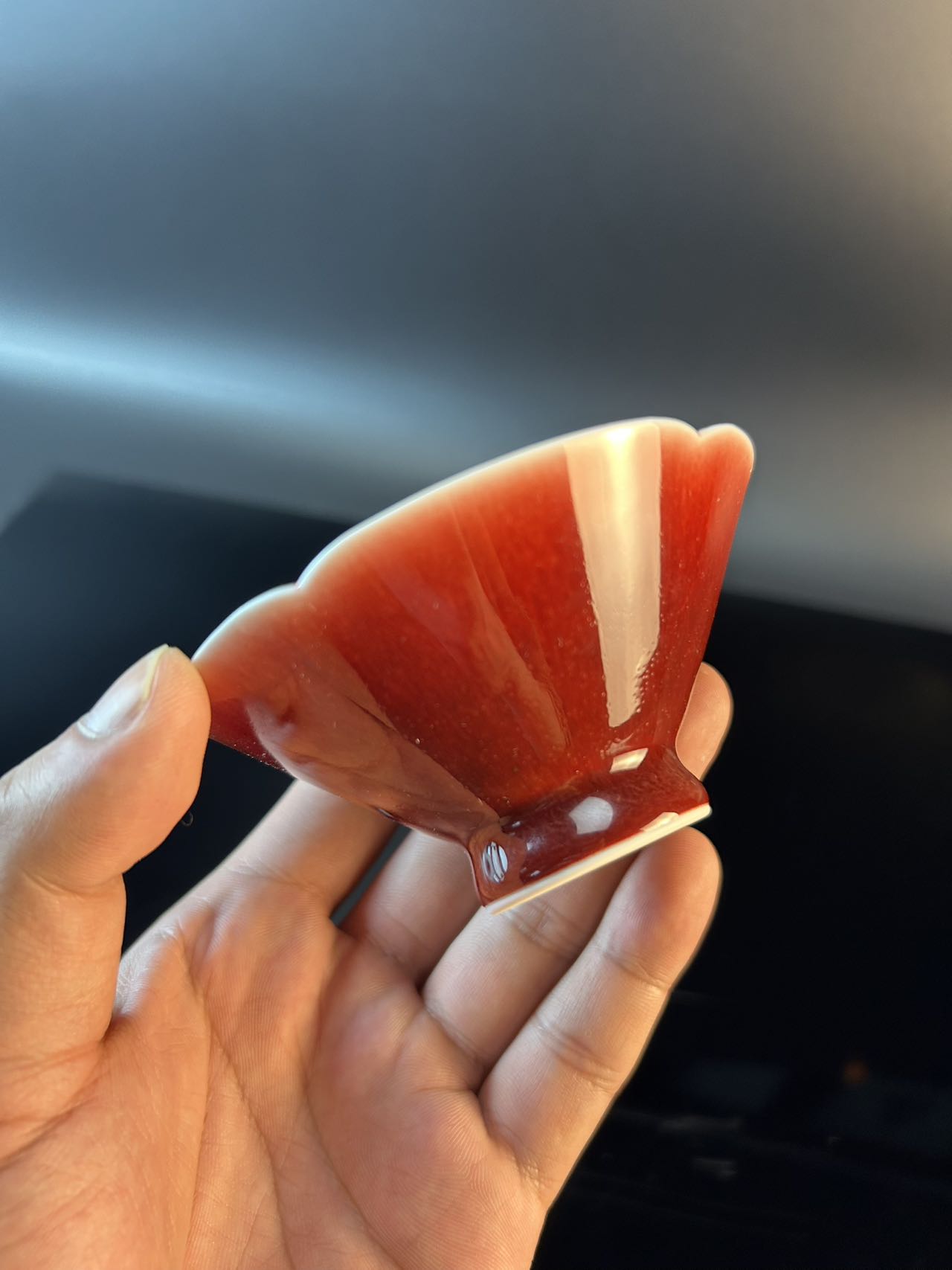 景德镇高温颜色釉郎红葵口斗笠杯