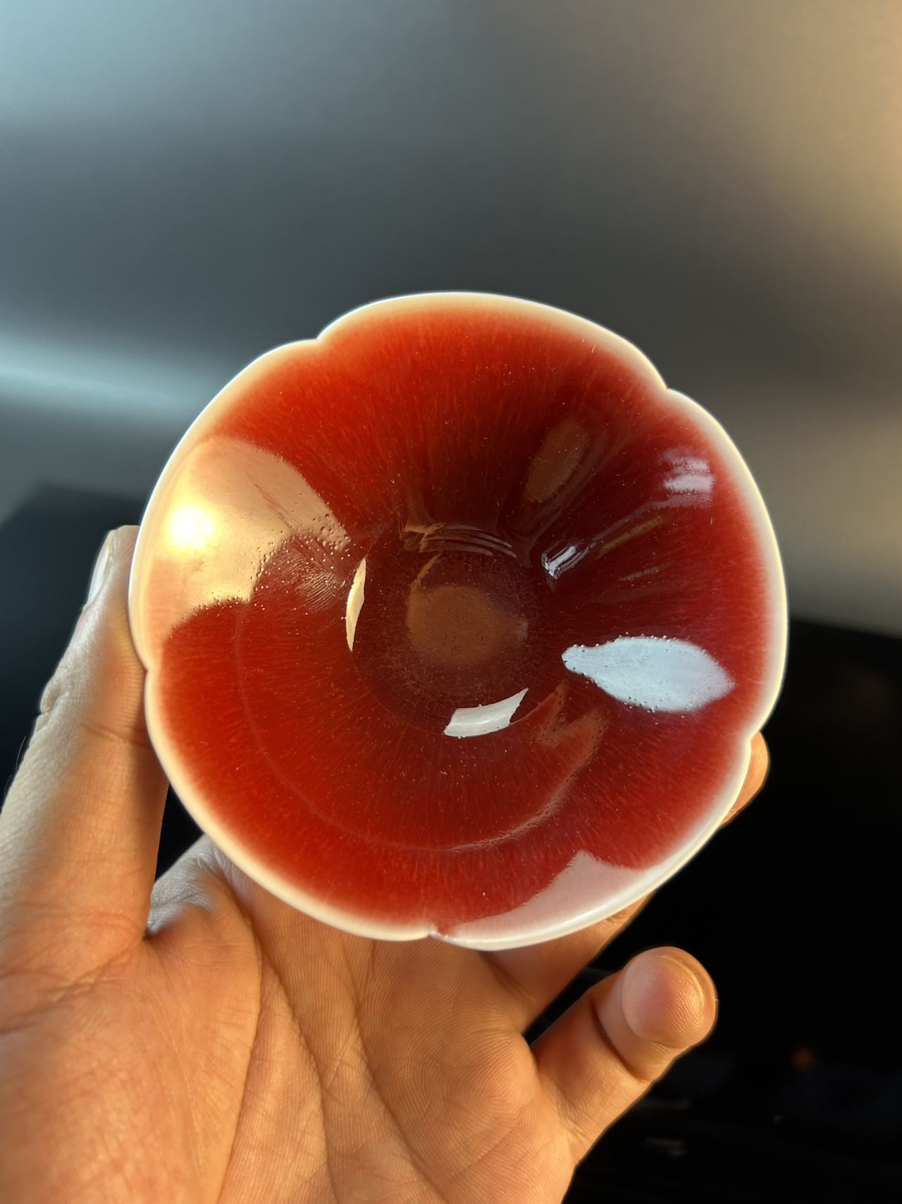 景德镇高温颜色釉郎红葵口斗笠杯