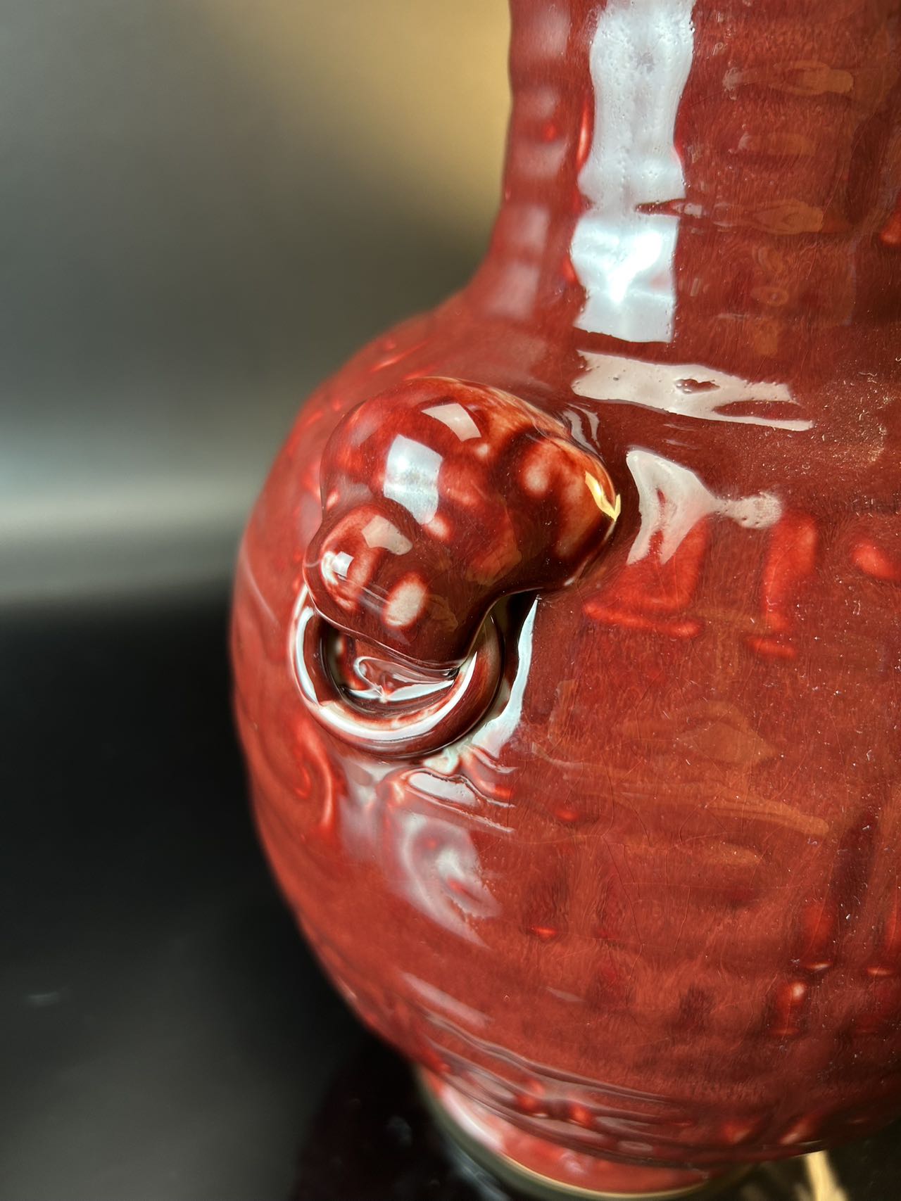 景徳鎮高温色釉藍窯赤双獅子耳花瓶 – Leston Mark