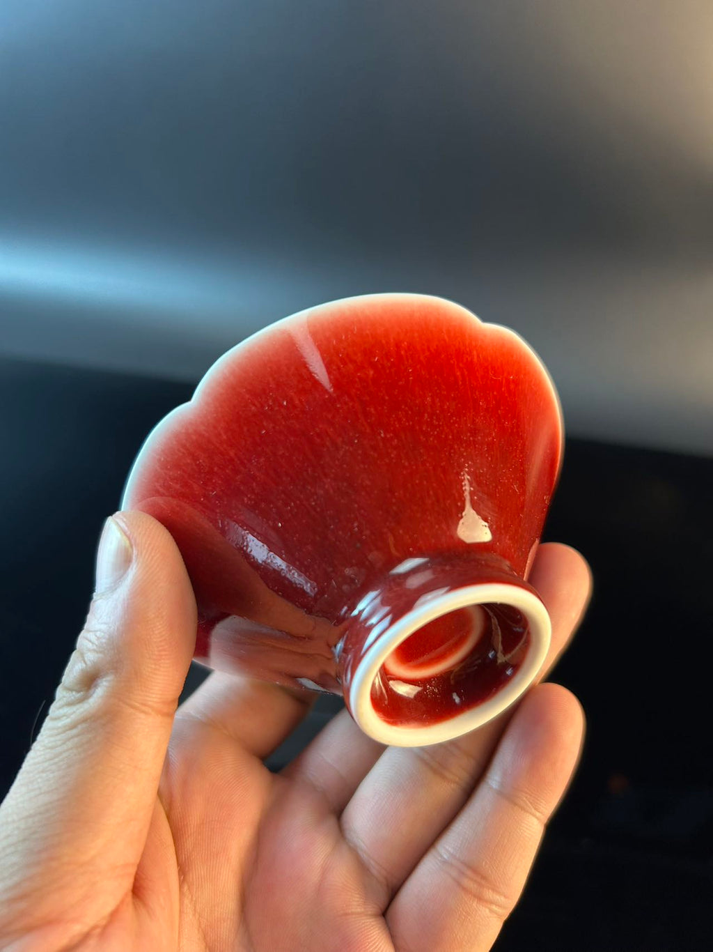 景德镇高温颜色釉郎红葵口斗笠杯